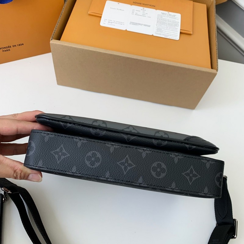 L0*is V*t0n Trio New Men’s colour-matching postman bag M69443  Size：25*18.5*7cm