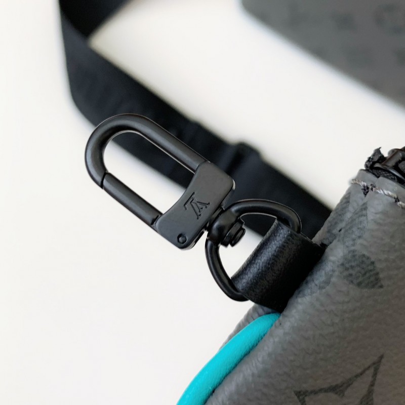 L0*is V*t0n Trio New Men’s colour-matching postman bag M11648  Size：25*18.5*7cm