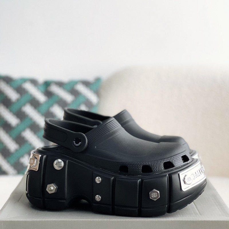 Ba*len*cia*ga Cr*0*s