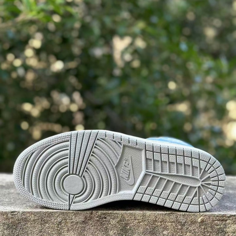 Air Jordan 1 Retro High Hyper Royal Smoke Grey