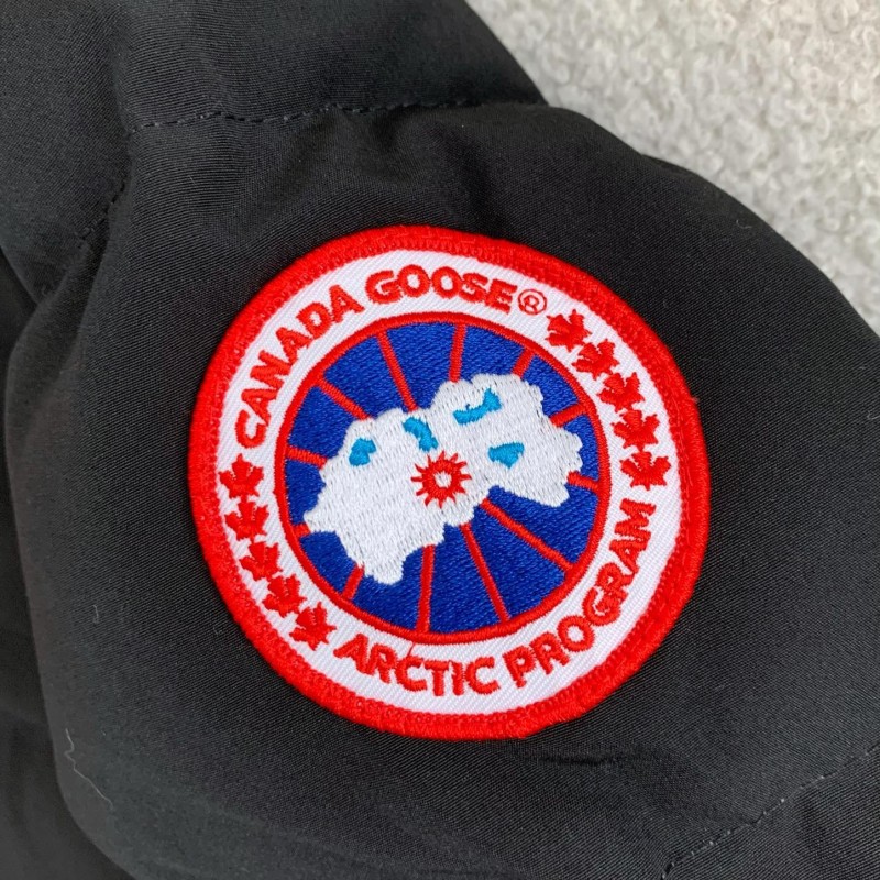 Can*a Go*e parka down jacket