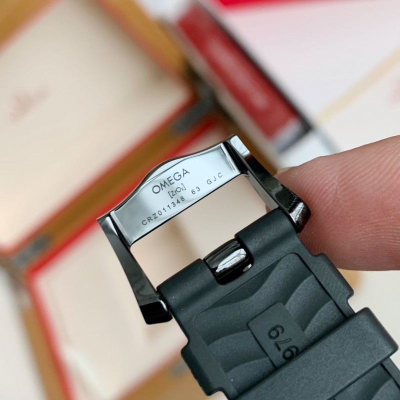 Om**a Seahorse Series 300-meter dive wristwatch,43.5mm