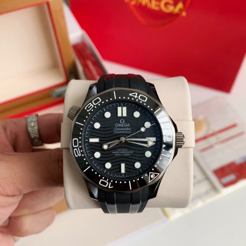 Om**a Seahorse Series 300-meter dive wristwatch,43.5mm