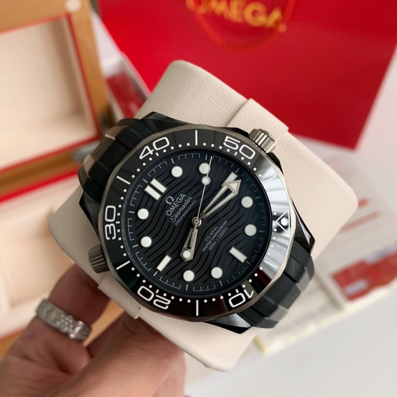 Om**a Seahorse Series 300-meter dive wristwatch,43.5mm