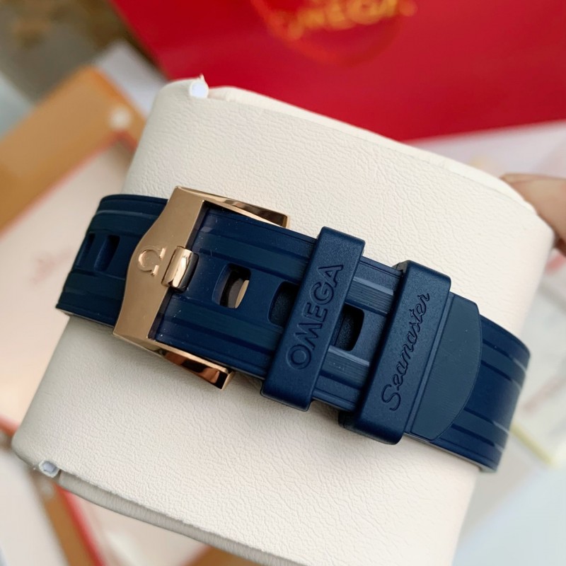 Om**a Seahorse Series 300-meter dive wristwatch,43.5mm