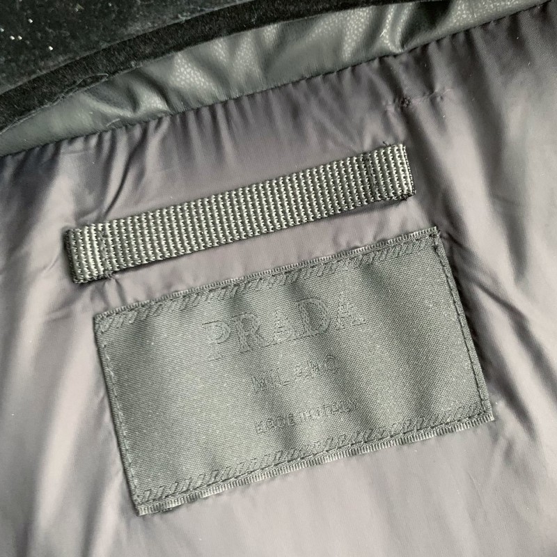 Pra*a white Go*e down vest