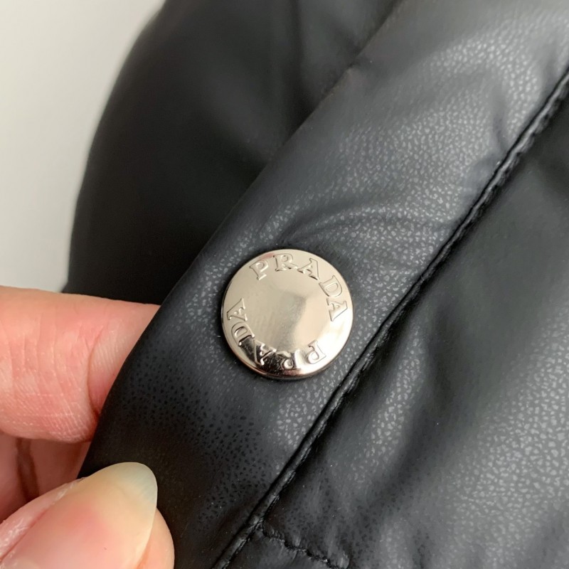 Pra*a white Go*e down vest