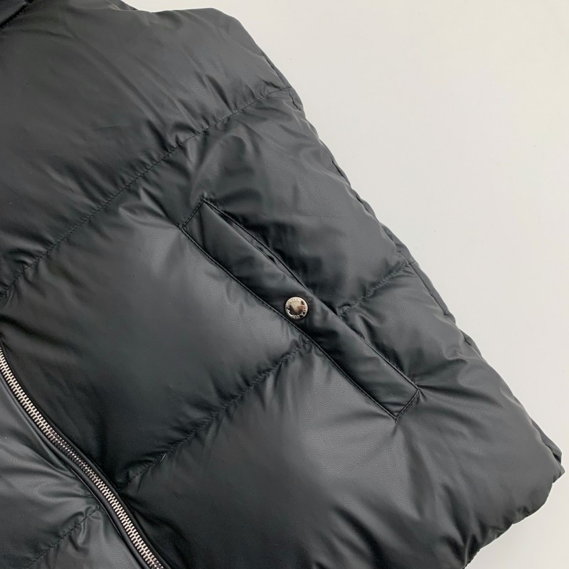 Pra*a white Go*e down vest