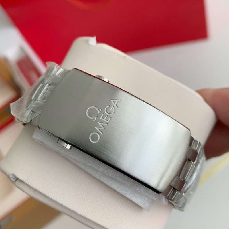 Om**a Seahorse Series 300-meter dive wristwatch,43.5mm