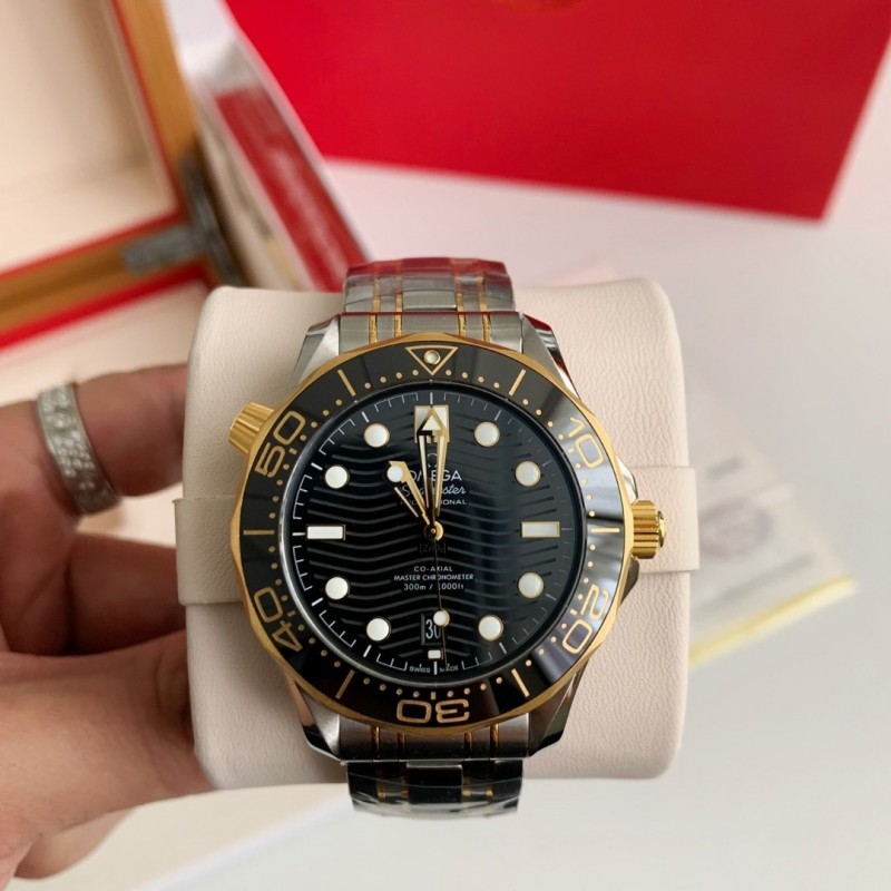 Om**a Seahorse Series 300-meter dive wristwatch,43.5mm