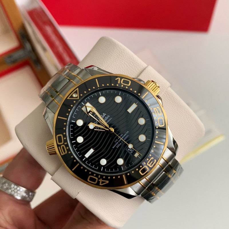 Om**a Seahorse Series 300-meter dive wristwatch,43.5mm