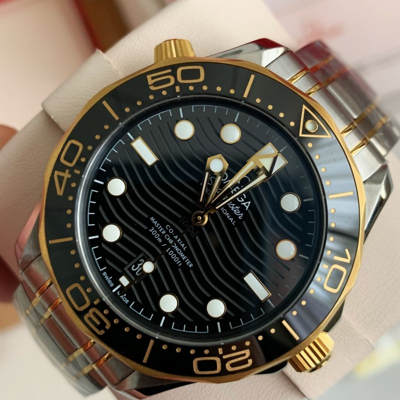 Om**a Seahorse Series 300-meter dive wristwatch,43.5mm