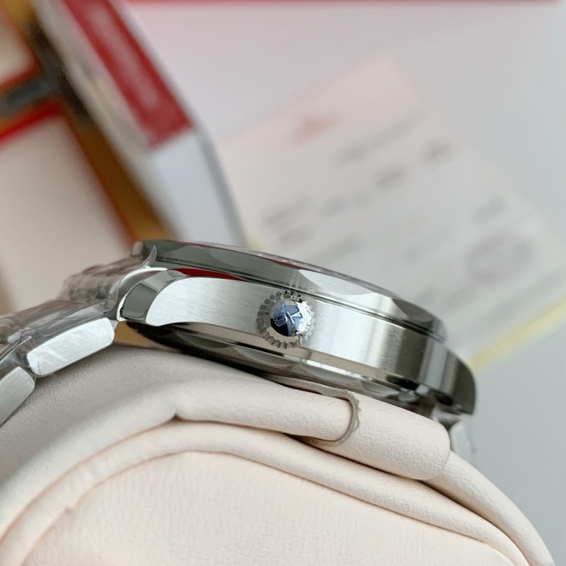 Om**a Seahorse Series 300-meter dive wristwatch,43.5mm