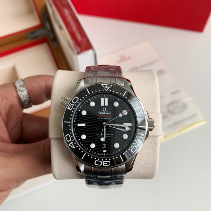 Om**a Seahorse Series 300-meter dive wristwatch,43.5mm
