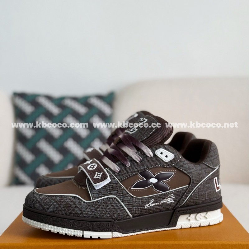 L0*is V*t0n TRAINER SNEAKERS