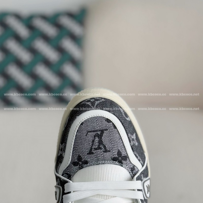 L0*is V*t0n TRAINER SNEAKERS