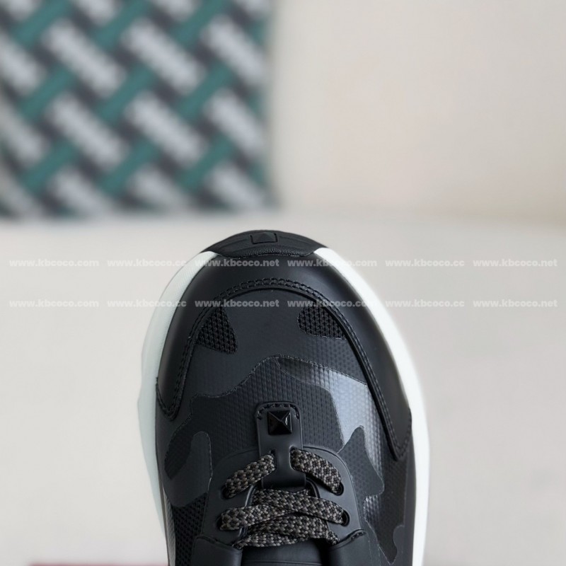 va*t*no Garavani True Act Casual Shoes