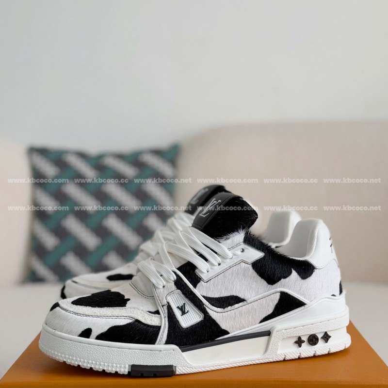 L0*is V*t0n TRAINER SNEAKERS