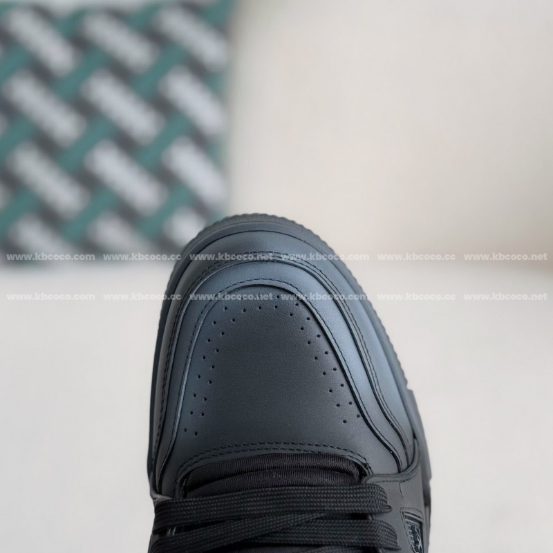 L0*is V*t0n TRAINER SNEAKERS