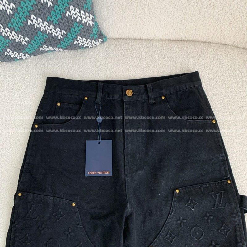 L0*is V*t0n  FW23 Costumes