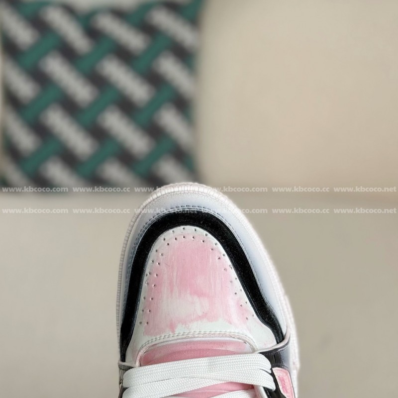 L0*is V*t0n TRAINER SNEAKERS