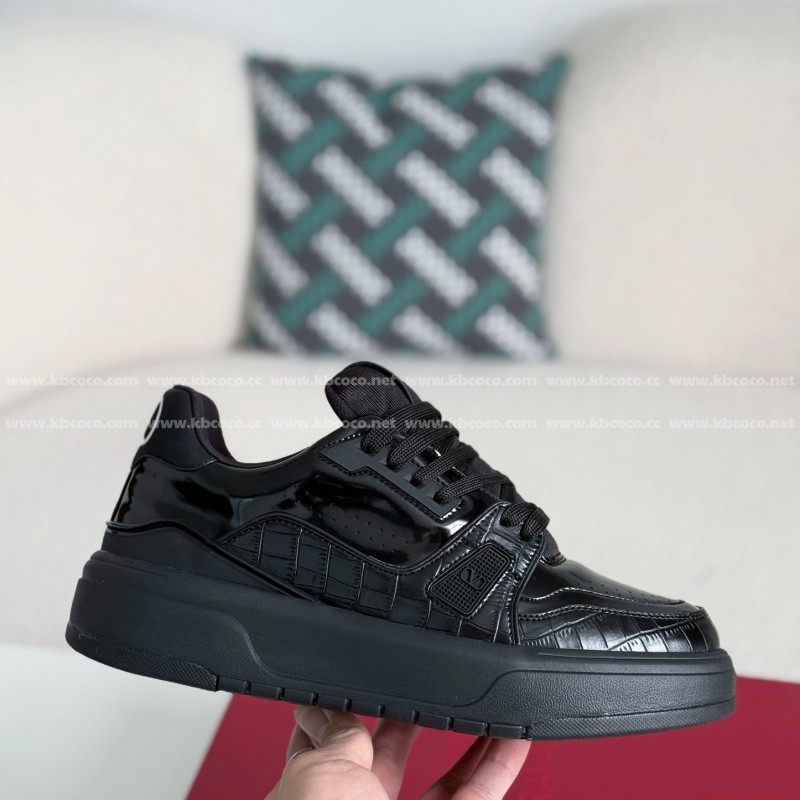 va*t*no Garavani Leather Casual Shoes