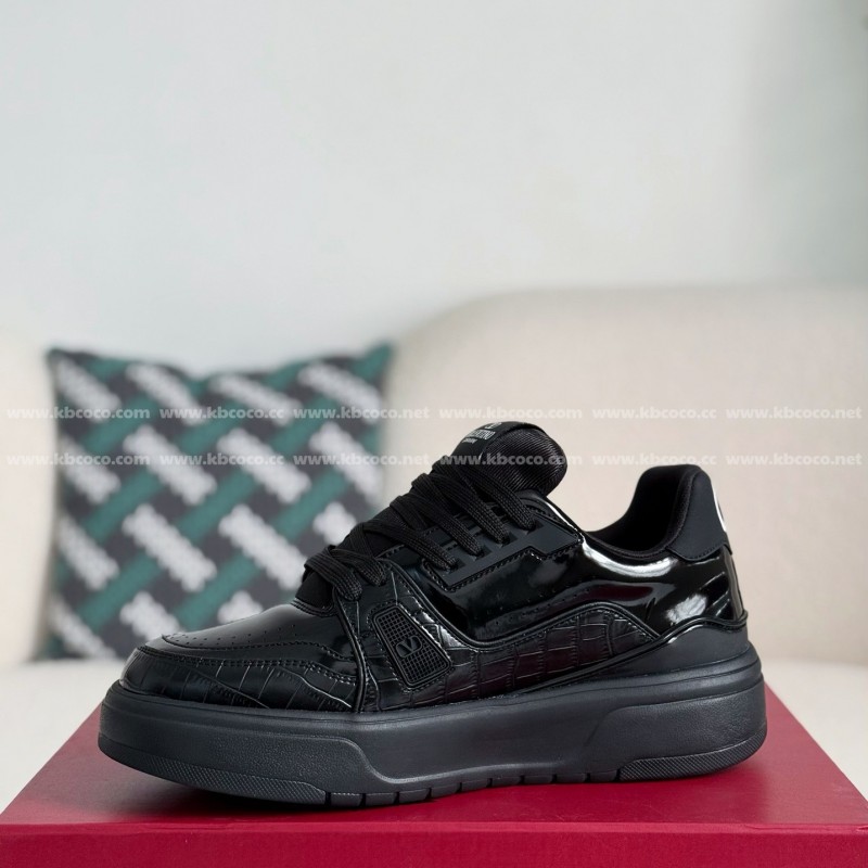 va*t*no Garavani Leather Casual Shoes