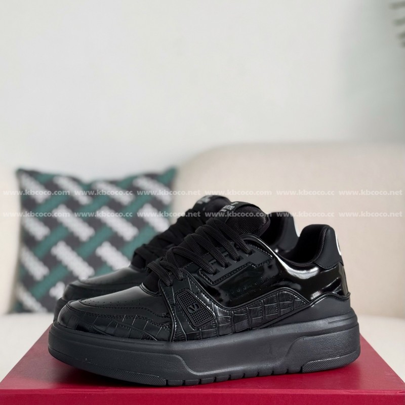 va*t*no Garavani Leather Casual Shoes