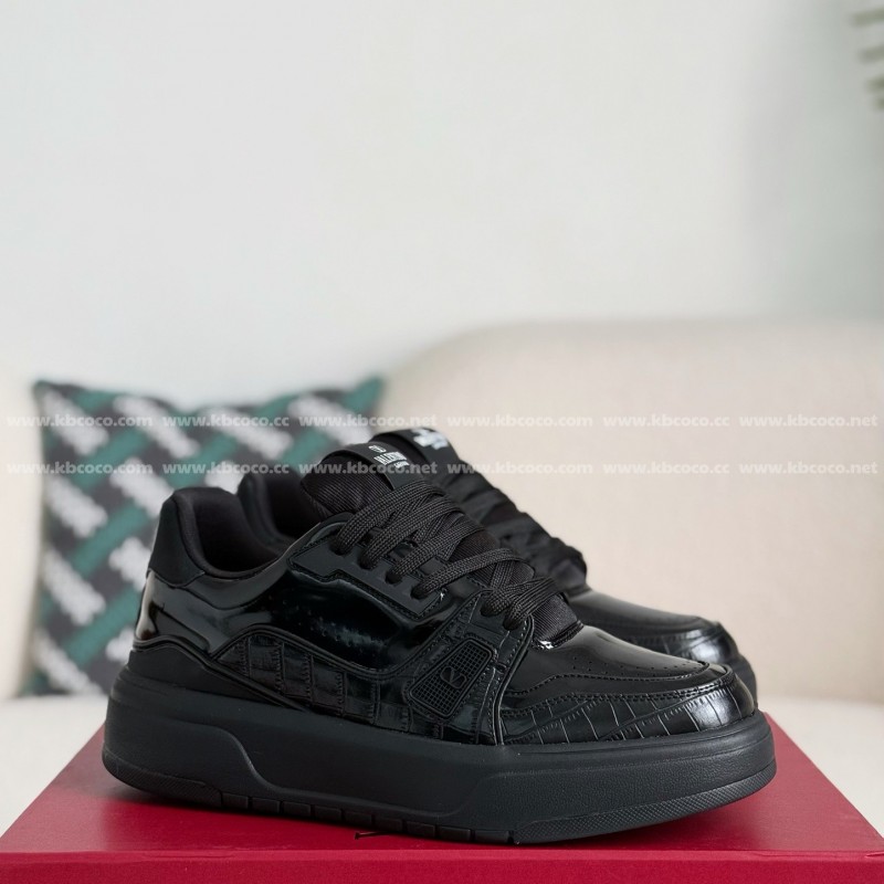 va*t*no Garavani Leather Casual Shoes