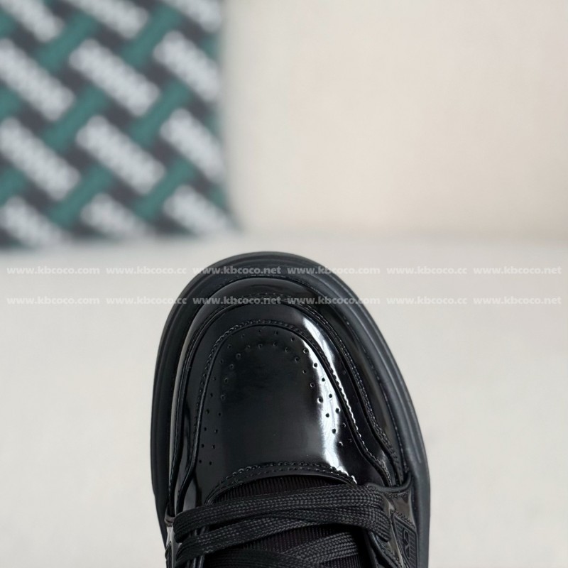 va*t*no Garavani Leather Casual Shoes