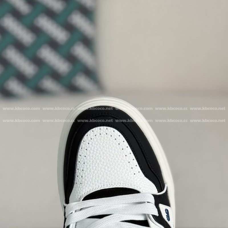 va*t*no Garavani Leather Casual Shoes