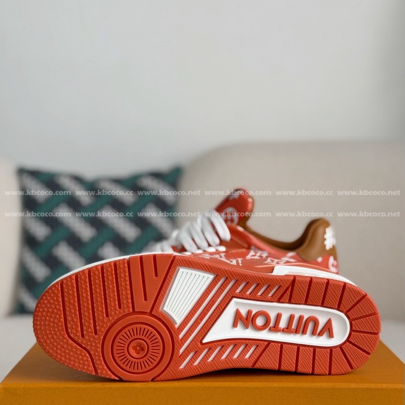 L0*is V*t0n TRAINER SNEAKERS