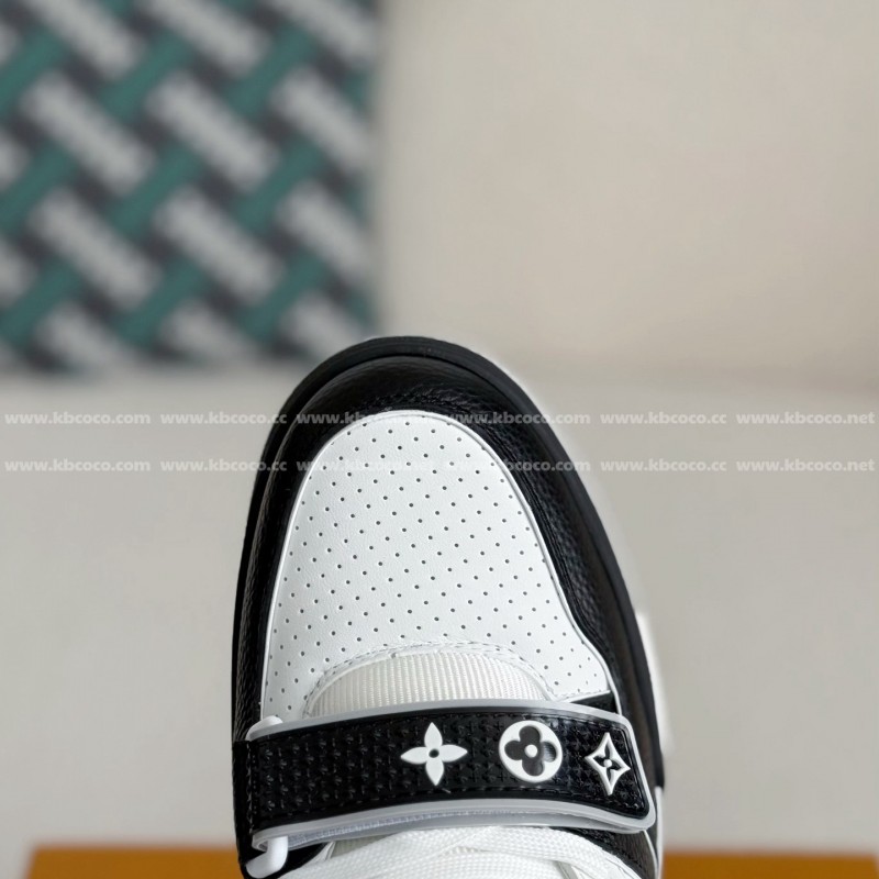 L0*is V*t0n TRAINER SNEAKERS