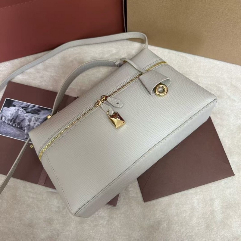 L**o p*ana new white imported cowhide crossbody toiletry bag Size: 27*16*10cm