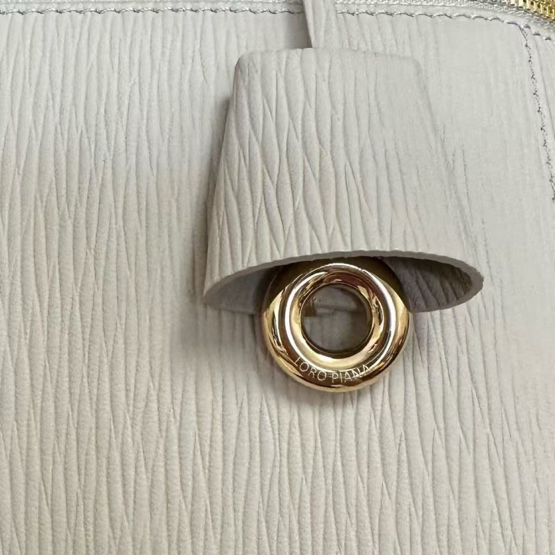 L**o p*ana new white imported cowhide crossbody toiletry bag Size: 27*16*10cm