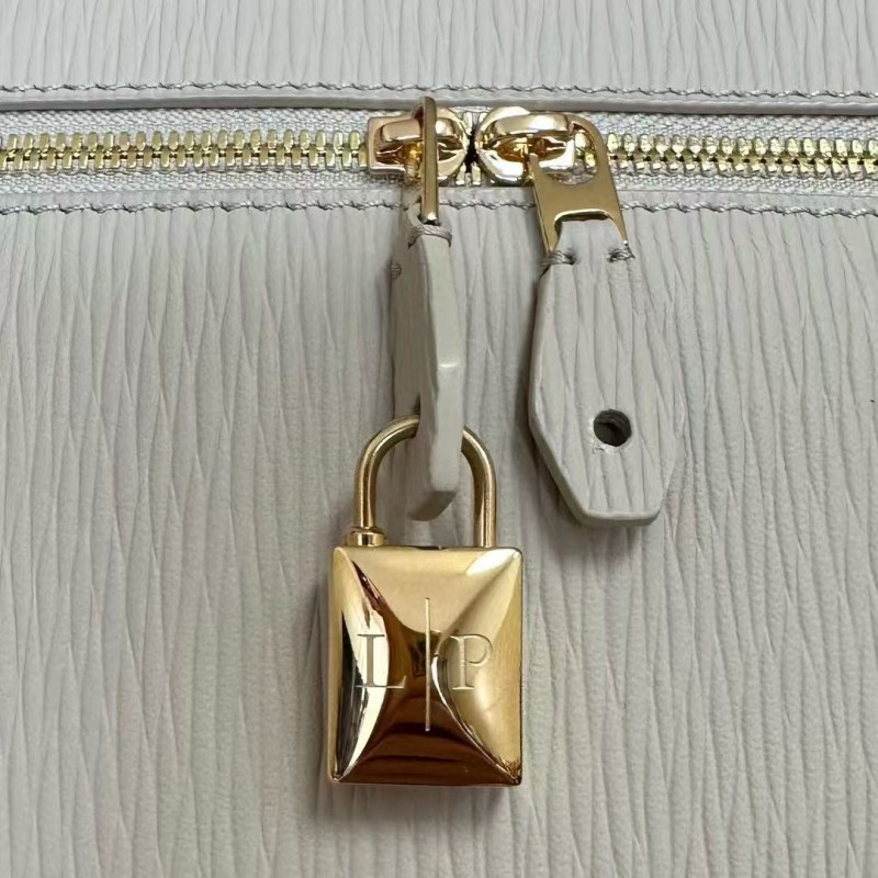 L**o p*ana new white imported cowhide crossbody toiletry bag Size: 27*16*10cm