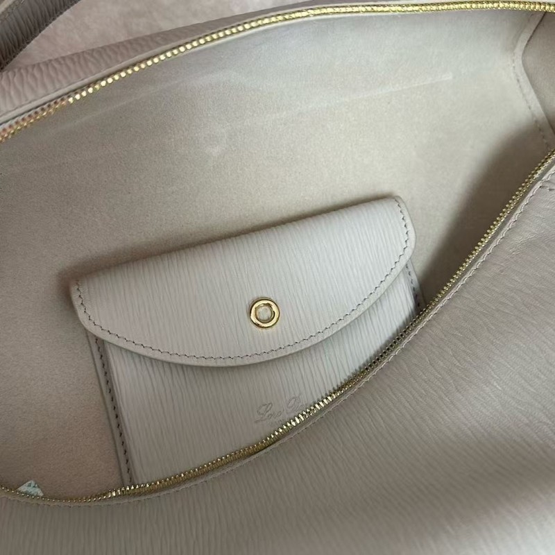 L**o p*ana new white imported cowhide crossbody toiletry bag Size: 27*16*10cm