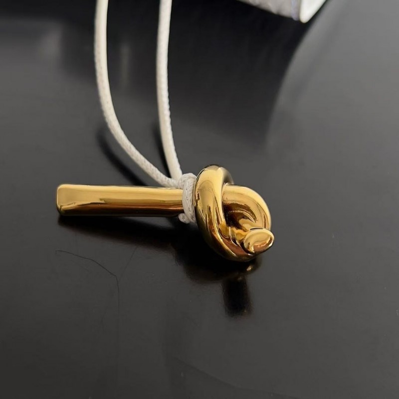 BOTTECA Ve*ne*ta uses exquisite craftsmanship intreccio embossed imported cow leather evening clutch b