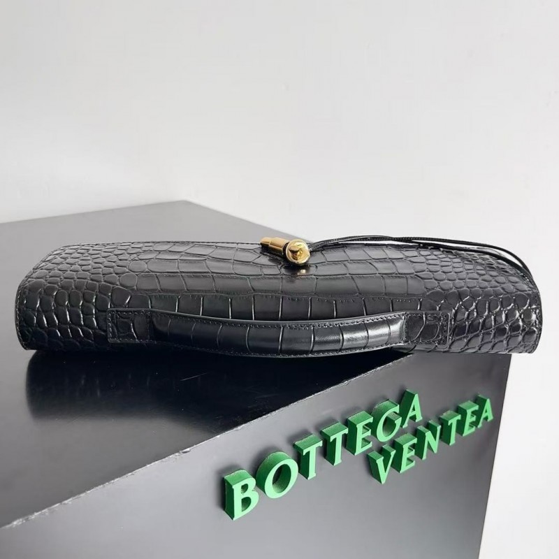 BOTTECA Ve*ne*ta uses exquisite craftsmanship intreccio embossed imported cow leather evening clutch b