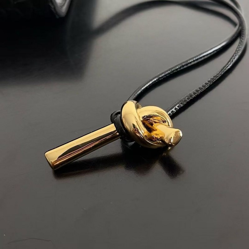 BOTTECA Ve*ne*ta uses exquisite craftsmanship intreccio embossed imported cow leather evening clutch b