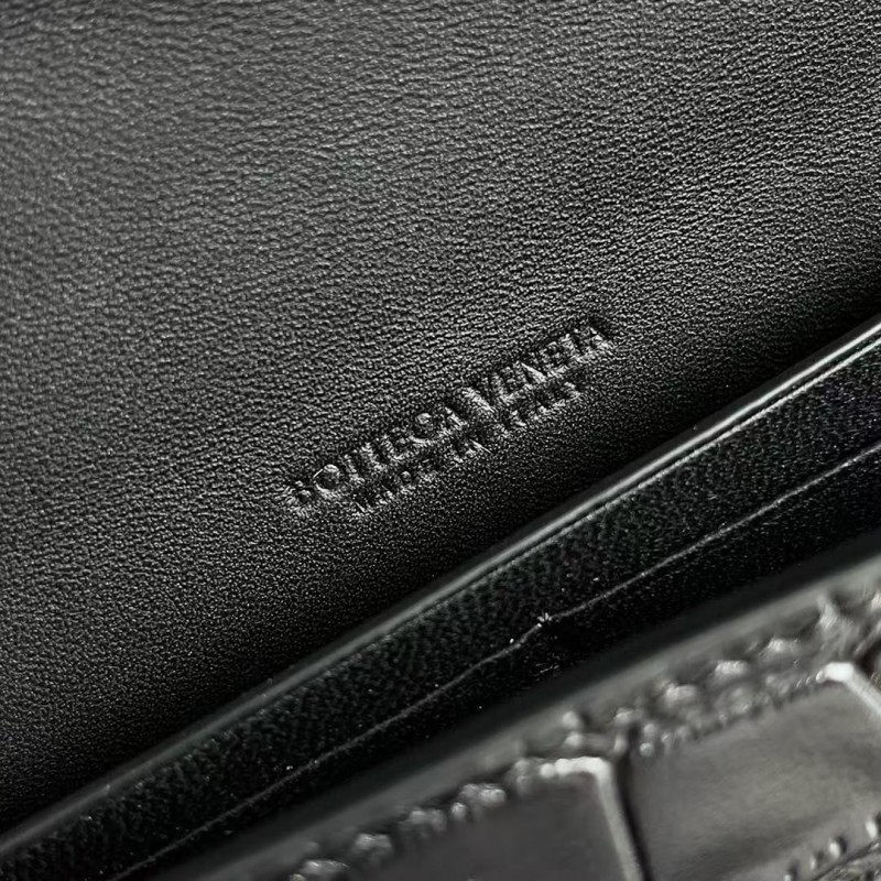 BOTTECA Ve*ne*ta uses exquisite craftsmanship intreccio embossed imported cow leather evening clutch b