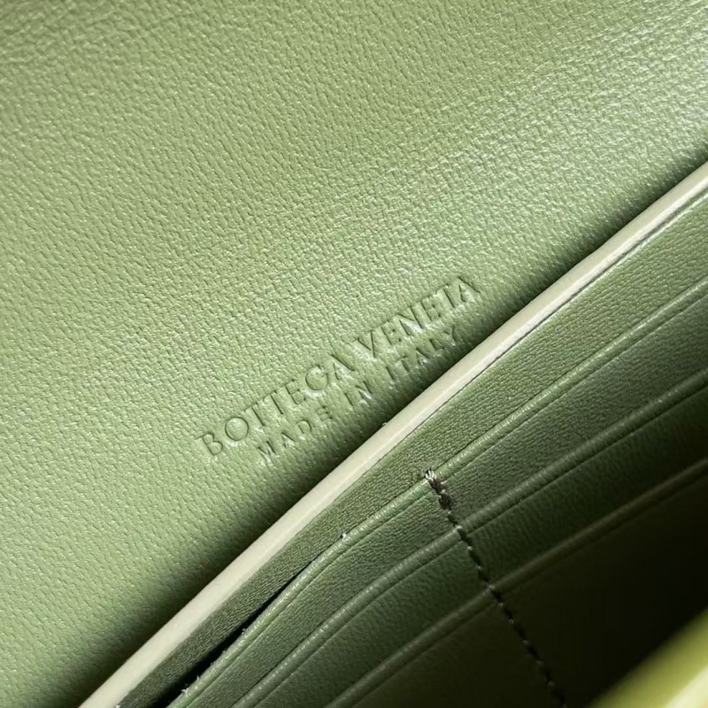 BOTTECA Ve*ne*ta uses exquisite craftsmanship intreccio embossed imported cow leather evening clutch b