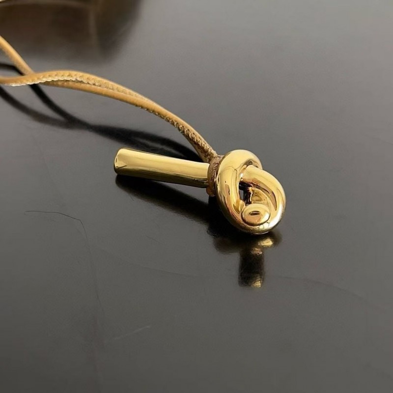 BOTTECA Ve*ne*ta uses exquisite craftsmanship intreccio woven imported sheepskin evening clutch bag Si