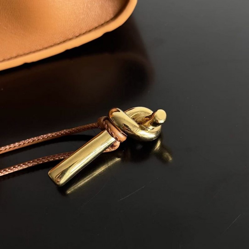 BOTTECA Ve*ne*ta uses exquisite craftsmanship intreccio woven imported sheepskin evening clutch bag Si