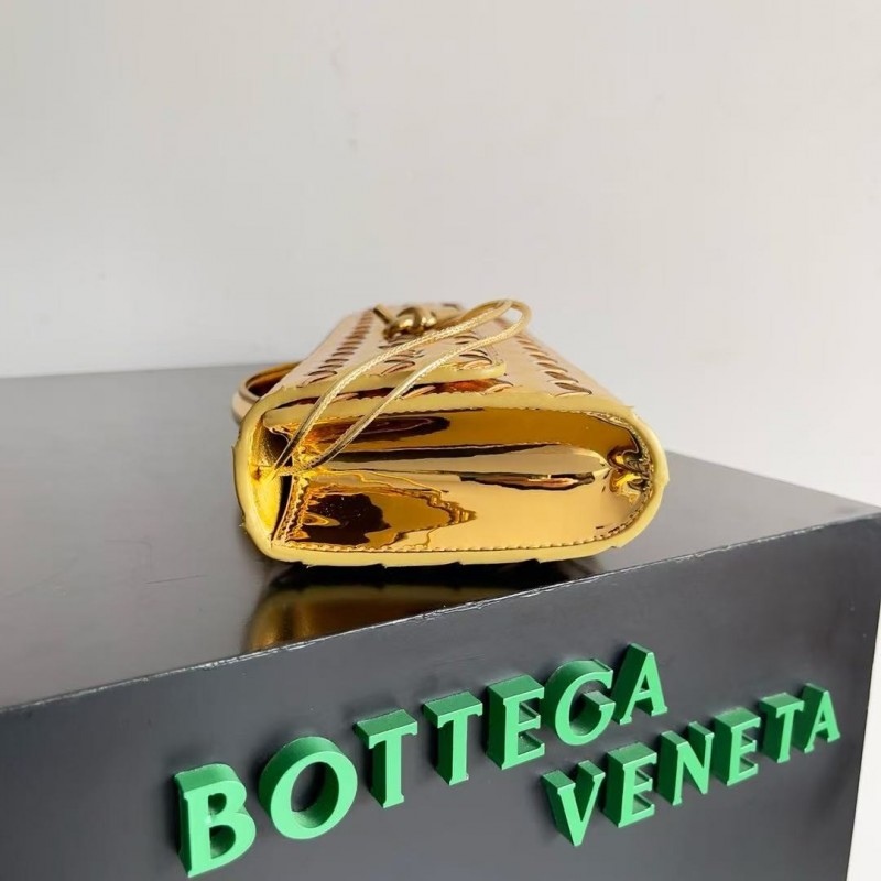 BOTTECA Ve*ne*ta uses exquisite craftsmanship intreccio weaving imported lacquered cowhide leather eve