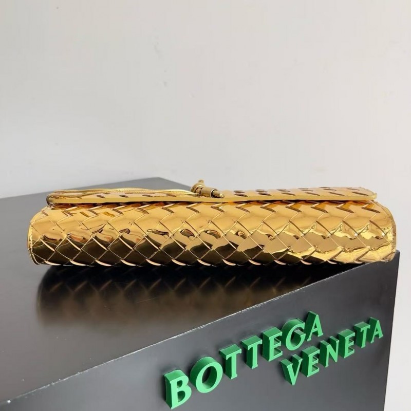 BOTTECA Ve*ne*ta uses exquisite craftsmanship intreccio weaving imported lacquered cowhide leather eve