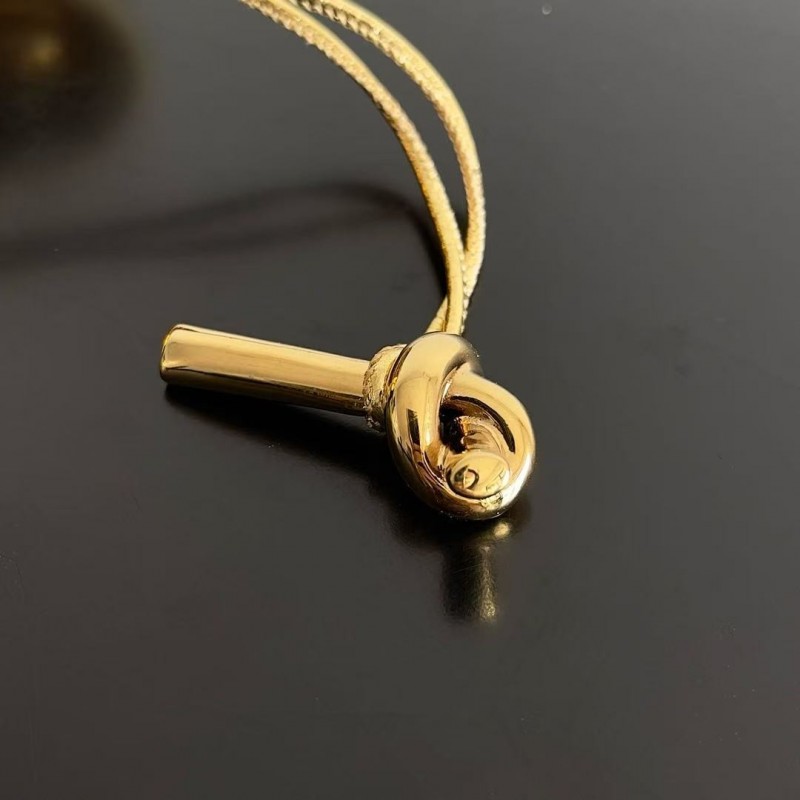 BOTTECA Ve*ne*ta uses exquisite craftsmanship intreccio weaving imported lacquered cowhide leather eve