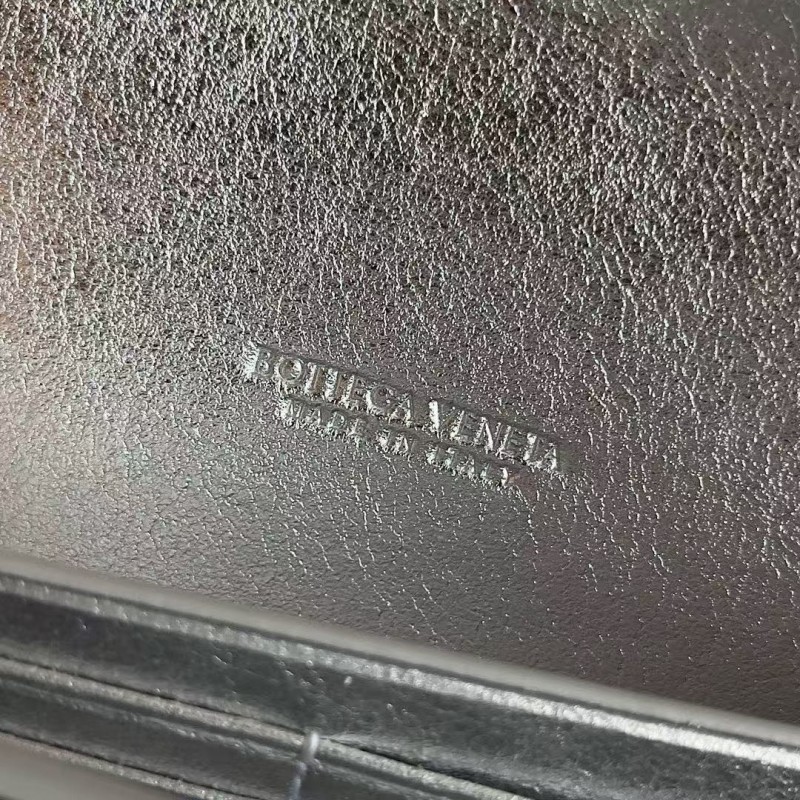 BOTTECA Ve*ne*ta uses exquisite craftsmanship intreccio weaving imported lacquered cowhide leather eve