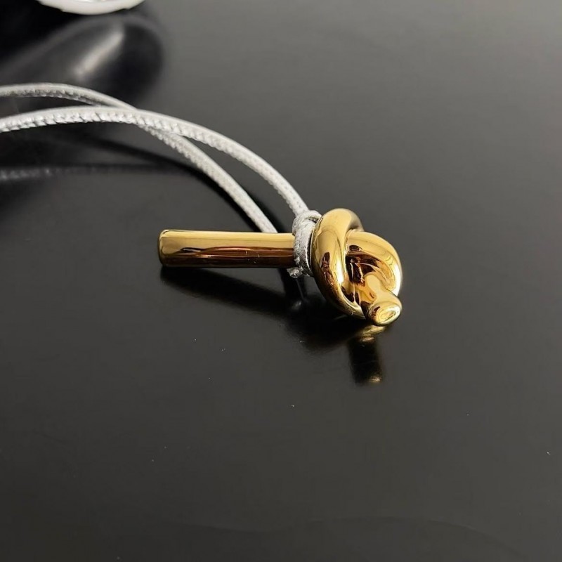 BOTTECA Ve*ne*ta uses exquisite craftsmanship intreccio weaving imported lacquered cowhide leather eve