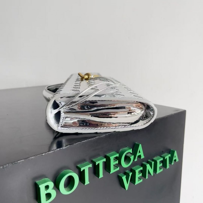 BOTTECA Ve*ne*ta uses exquisite craftsmanship intreccio weaving imported lacquered cowhide leather eve